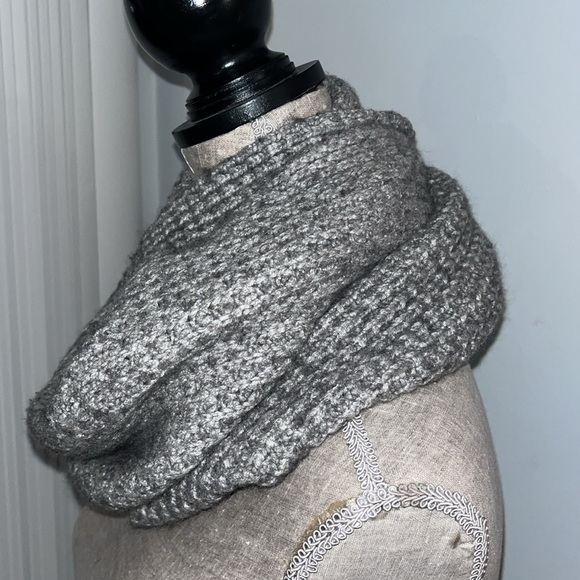 J Crew Gray Infinity Scarf excellent condition Wool Cashmere blend.  Super soft - Picture 2 of 7